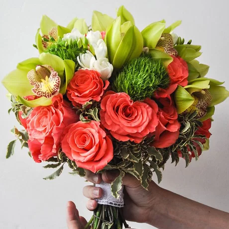Кораллово-зеленый букет невесты